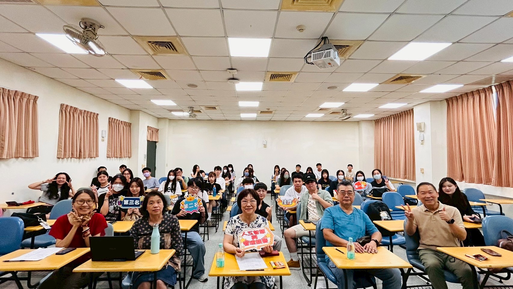LINE_ALBUM_114-1人工智能与管理竞赛合照_251016_1 LINE_ALBUM_114-1人工智能与管理竞赛合照_251016_1