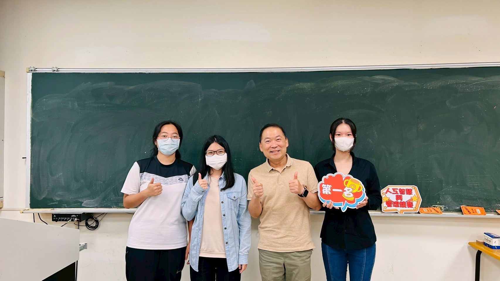 LINE_ALBUM_114-1人工智能与管理竞赛合照_251016_2 LINE_ALBUM_114-1人工智能与管理竞赛合照_251016_2